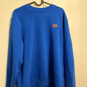 Hov1 tröja - Säljer en blå sweatshirt med tryck från Hov1 4-Ever Tour.💕 Den har ett jätte litet hål under armen som knappt syns och det går o fixa om man syr men de syns knappt💕