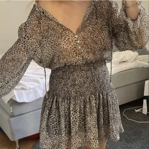 Leopard Zara känning  - Säljer denna snygga klänning från zara. 