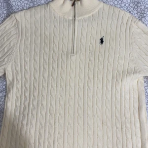 Vit kabelstickad tröja med halv dragkedja från Ralph Lauren - vit tröja från Ralph Lauren. Har använt den en gång. Finns kvitto o allt som tillhör den 