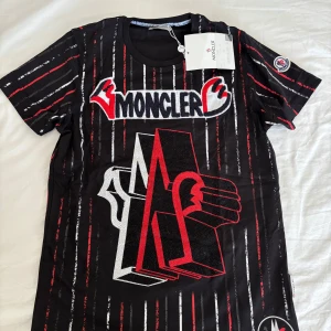Moncler T-shirt - Storlek Medium och Small finns. Aldrig använd
