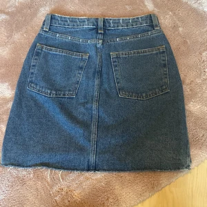 Blå jeanskjol - Blå snygg jeanskjol i kort modell med rå kant och liten slits på sidan. 💕