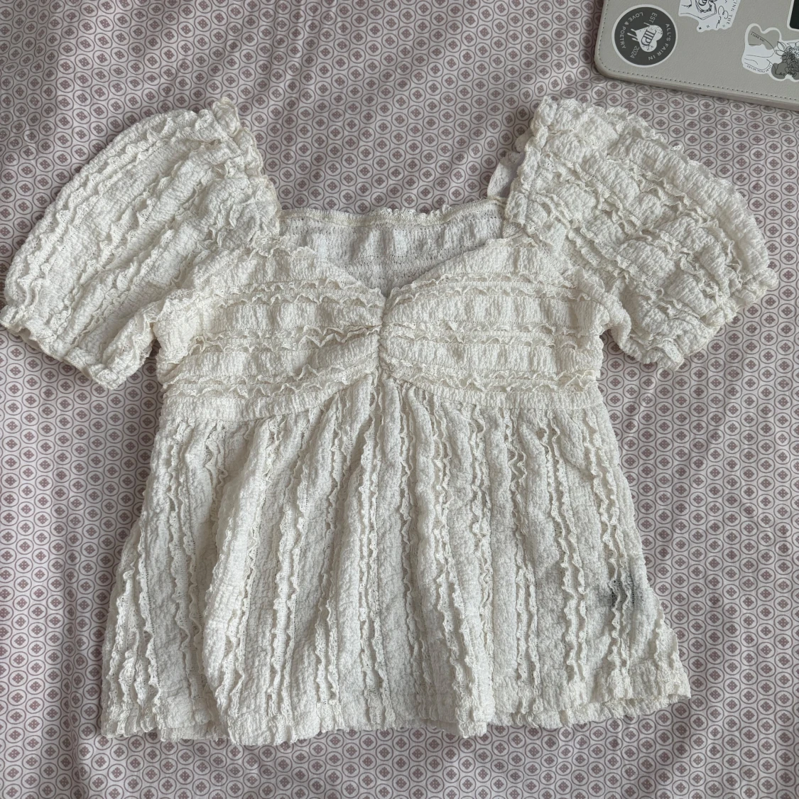 Vit blus med puffärmar