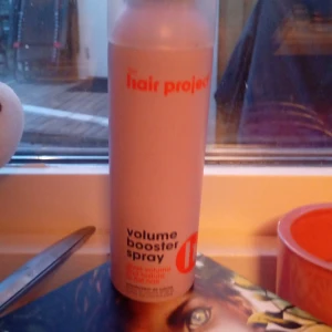 The Hair Project Volume Booster Spray - Volymgivande spray från The Hair Project som ger extra fyllighet och lyft till håret. Kommer i en smidig sprayflaska med enkel applicering. Perfekt för att skapa en fylligare look och ge håret mer stadga.