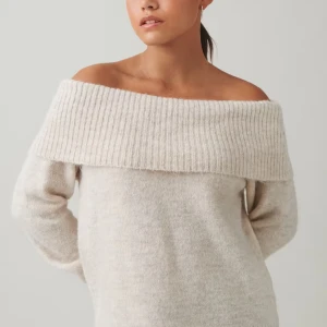Beige offshoulder stickad tröja - Superfin trendig beige stickad tröja. Endast använd en gång. Säljer då jag inte tycker att jag passar i färgen. Är i storlek 170 men passar mig som har xs/s. Nypris 250.