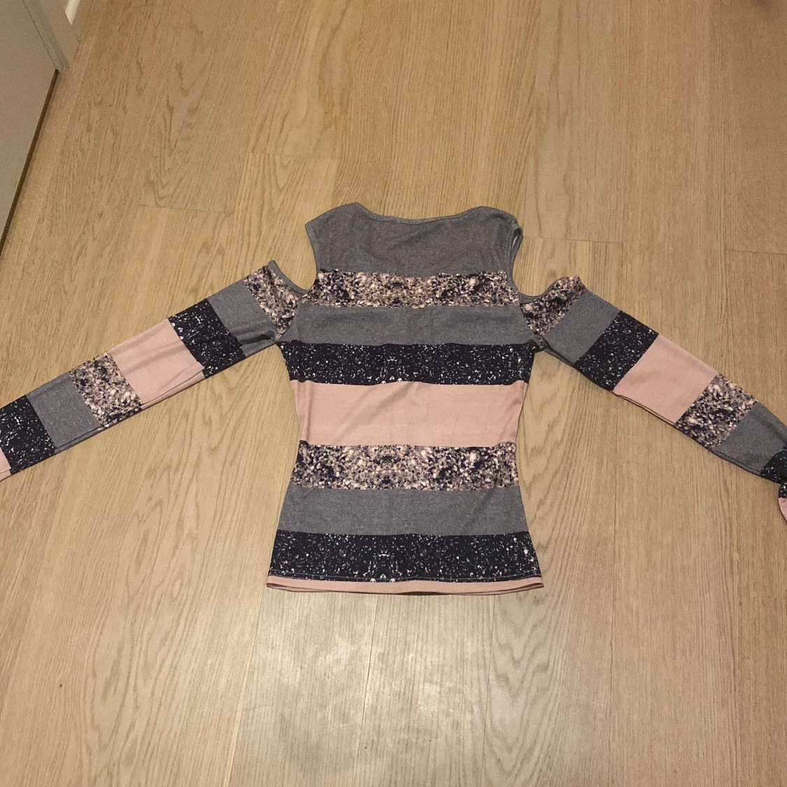 Randig långärmad topp med axelcutouts från ChicMe - 1