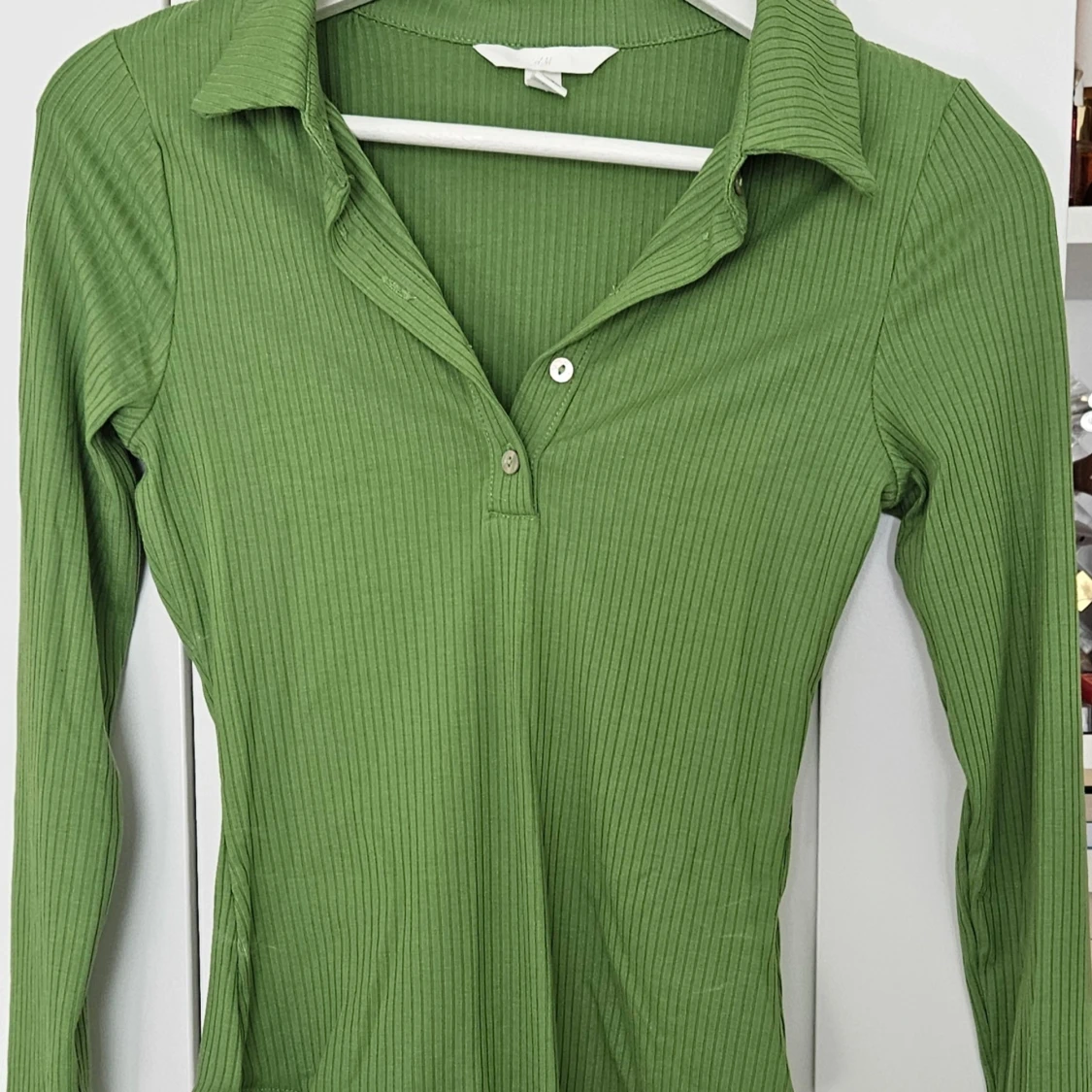 Grön ribbad pikétröja