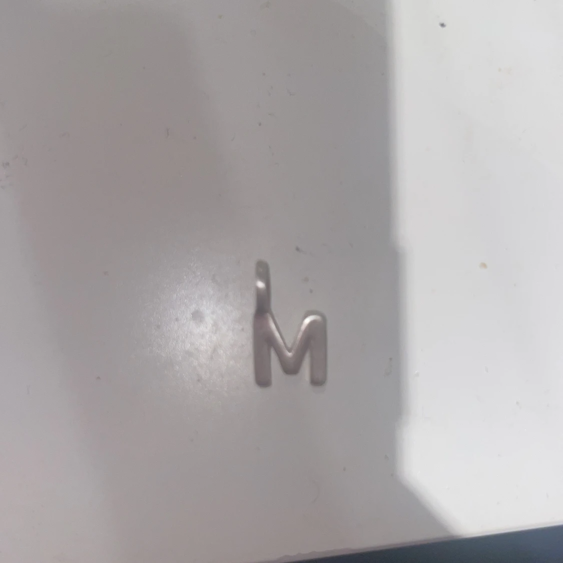 Silverfärgad bokstavsberlock M