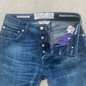 Jacob Cohën - Ass feta Jacob cohën jeans i mycket bra sick! Byxorna är i storlek 30 vilken motsvarar ungefär W29/L32. Hör av dig vid frågor och funderingar!