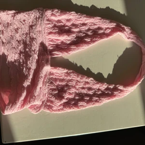 Ljusrosa croppad tubtopp - Säljer en ljusrosa croppad tubtopp med struktur och volangliknande tyg. Toppen är ärmlös och har en mjuk, stretchig känsla. Perfekt för varma dagar eller som ett lager under en skjorta.