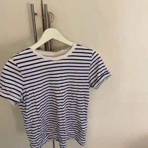 Randig T-shirt - Säljer denna tröja från new Yorker, den är inte använd men har legat i min garderob ett tag. Den är i storlek xxs men jag skulle säga att den är större än så. Om du är intresserad utav flera grejer i min profil så skriv till mig så kan jag göra en annons med det du önskar. Det blir billigare än bundle då köparavgiften inte blir lika hög. ❤️