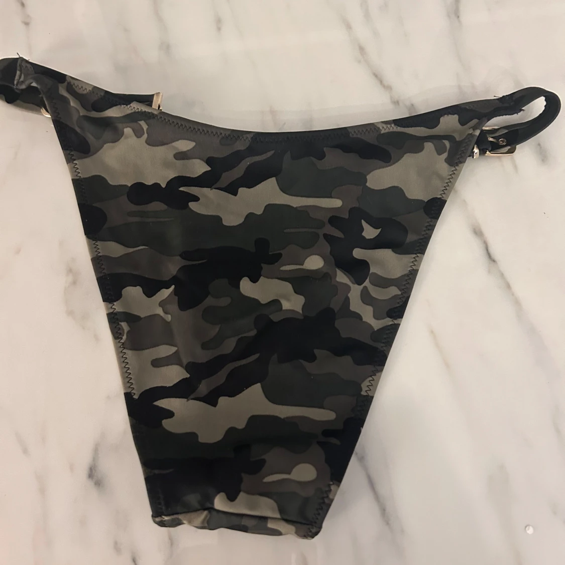 Camo bikiniunderdel med spännen - 4