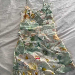 Blommig Klänning  - Oanvänd klänning från H&M med lapparna kvar. Super fin säljer, då den inte passade som jag tänkt!