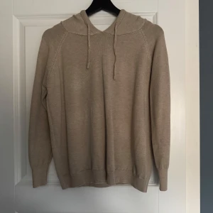 Beige merinoull hoodie - Säljer en stilren beige hoodie. Den var för liten när jag köpte den så den är aldrig använd. Tveka inte på att höra av er.