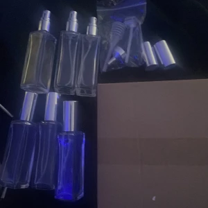 Tomma parfymflaskor med silvriga spraykorkar - Säljer flera tomma parfymflaskor i genomskinligt glas med silvriga spraykorkar. Flaskorna är rektangulära och kommer med extra tillbehör som tratt och pipett för enkel påfyllning. Detta är perfekt för dig som säljer sampels eller bara vill ha med dig din parfym hela dagen utan att behöva ta med dig hela parfymflaskan. 
