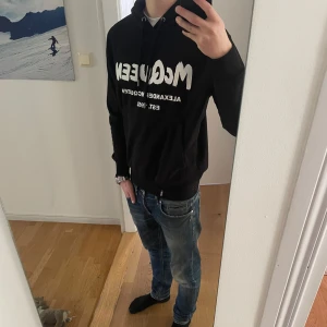 Svart hoddie från Alexander McQueen  - Skirsnygg hopdie i strl S men skulle även kunna passa M. Skriv vid frågor eller funderingar🤩🤩