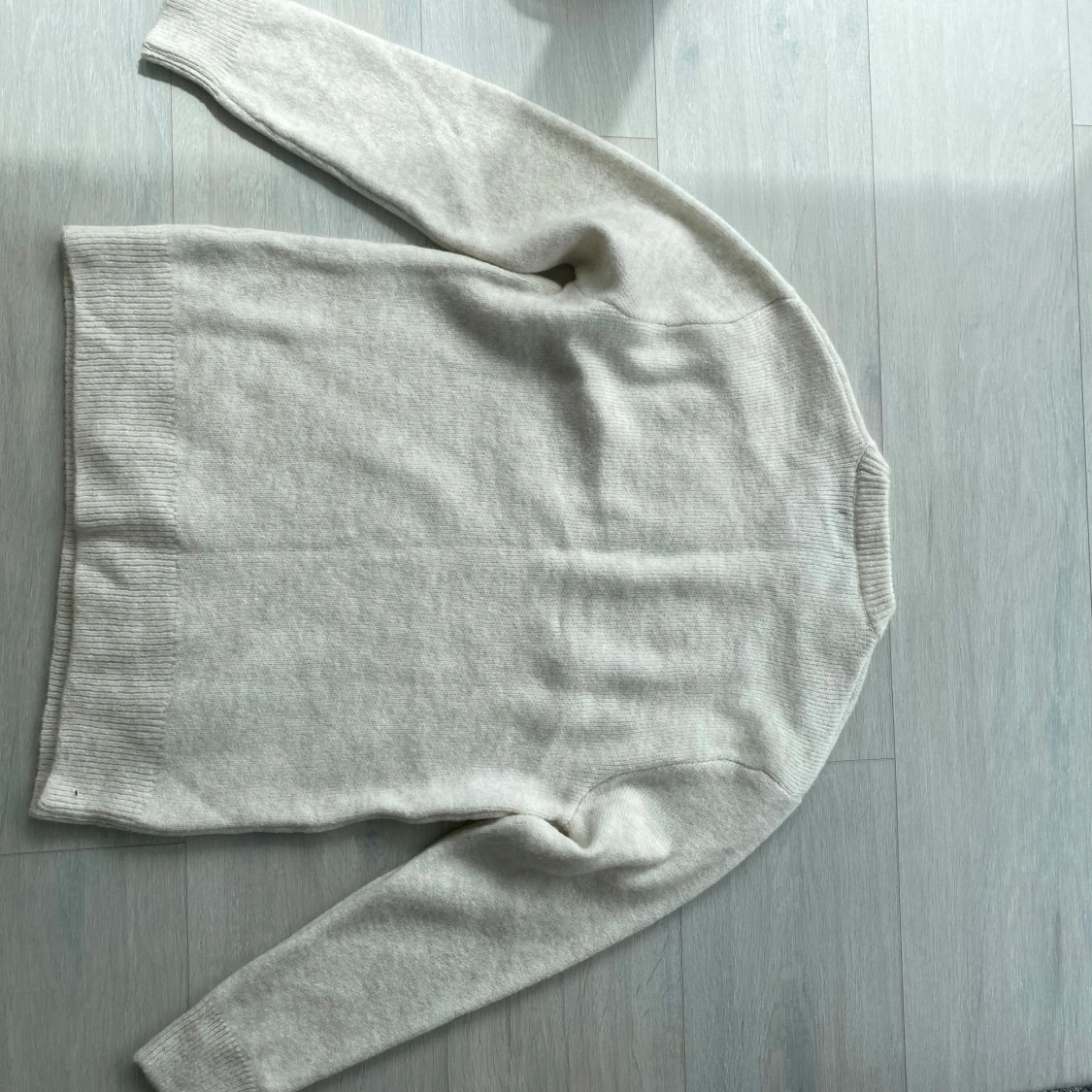 Ljusbeige stickad tröja från Zara - 1