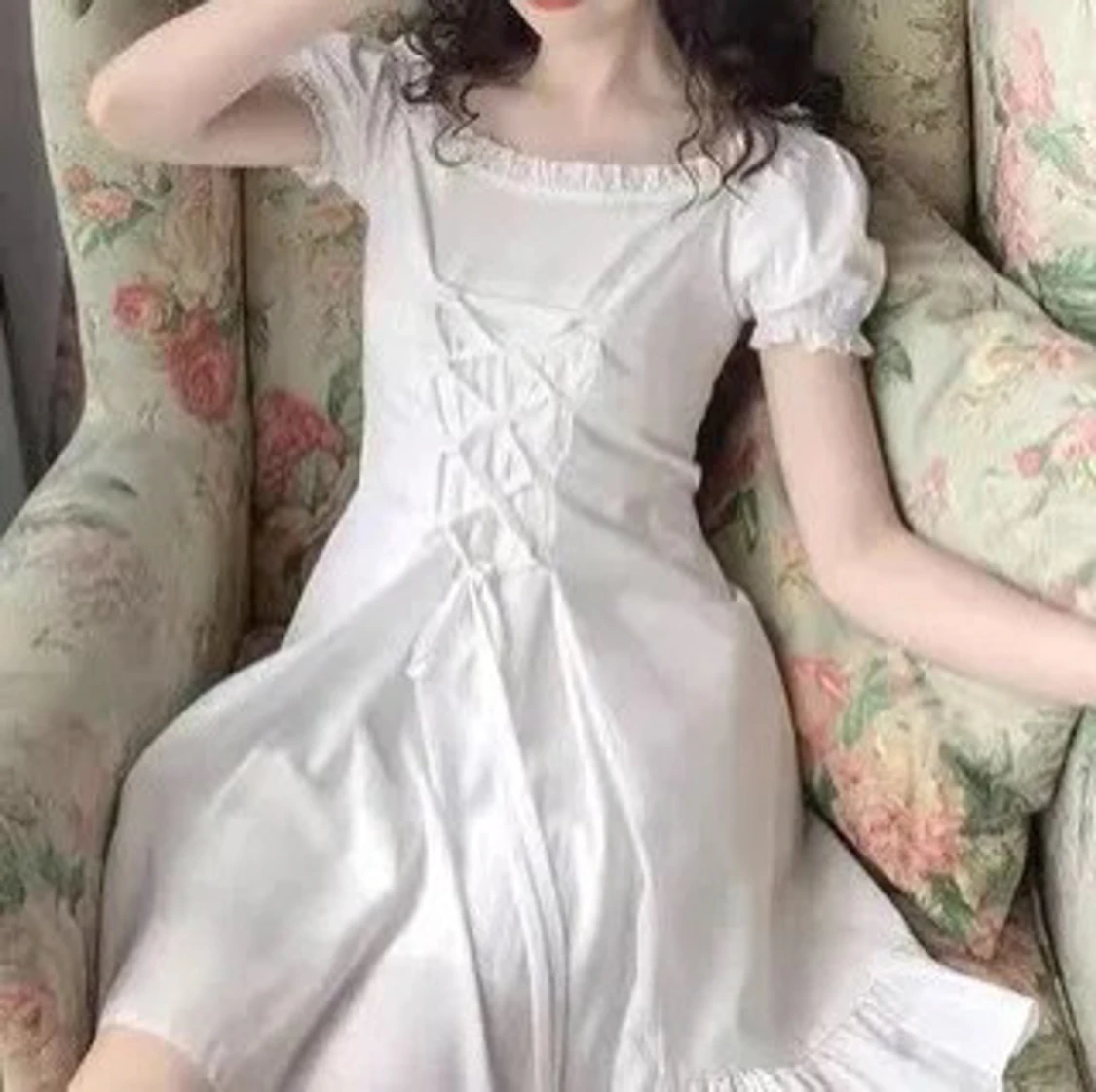 Vit kort puffärmad klänning med volang - 1