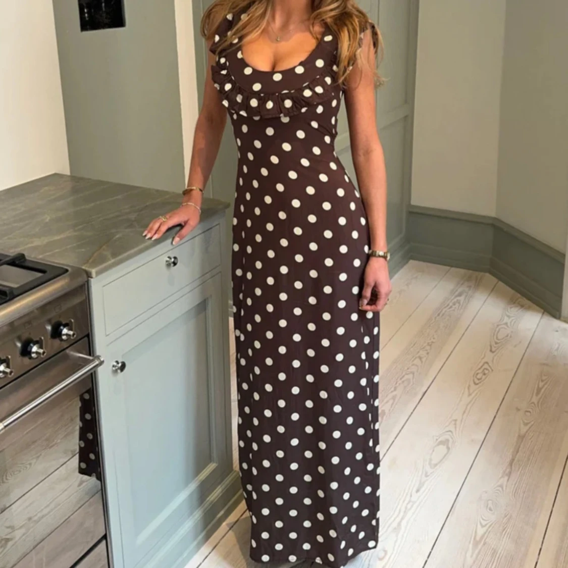 Brun långklänning med vita prickar och volang - 1