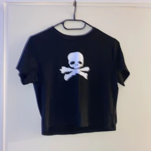 Baby tee - baby tee / crop top med dödskalle