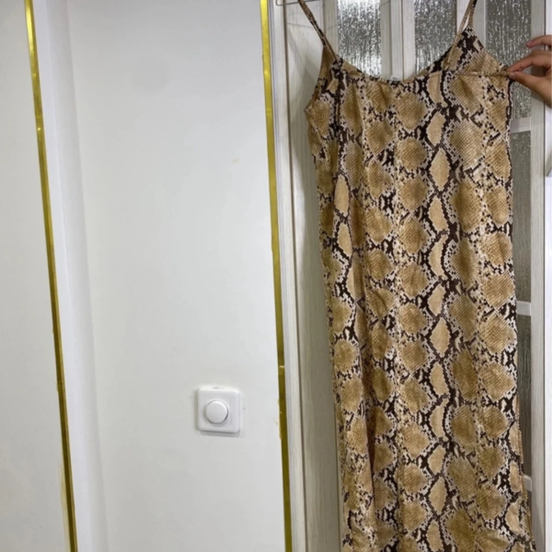 Beige långklänning med ormmönster från H&M - 1