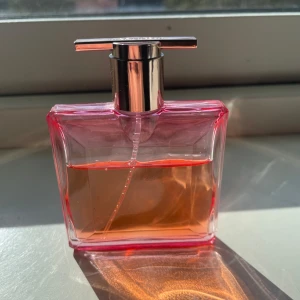 Idôle nectar parfym  - Ca 15-20ml kvar, köpt förra sommaren men passade inte mig. Nypris: 720kr