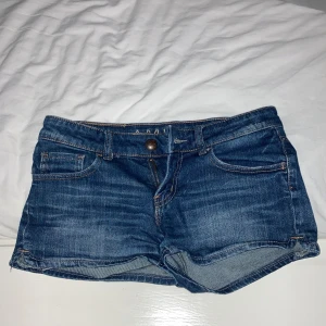 Snygga jeansshorts! - Säljer mina favoritshorts då de tyvär blivit för stora 🥹 Köpta på second hand flera år sedan, väldigt bra skick bortsätt från en liten fläck som syns på andra bilden! Skriv vid frågor osv ❣️