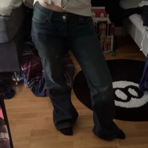 Mörkblå bootcut jeans - Säljer ett par mörkblå bootcut jeans från weekday💞Jeansen är lågmidjade och vida ben nertill💞Nederkanten på byxorna är nötta då dom är för långa för mig💞Nypris är 590 kr