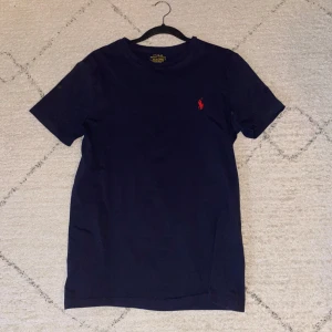 Mörkblå t-shirt från Polo Ralph Lauren - Ralph lauren t shirt i väldigt bra skick.