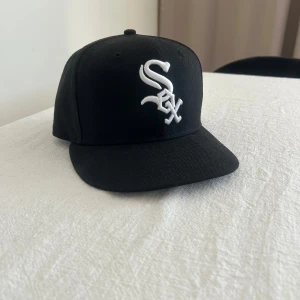 Fitted keps - Fitted keps helt ny, storlek 7 3/8 eller 58,7cm. Köpt för 550kr mitt pris 350kr