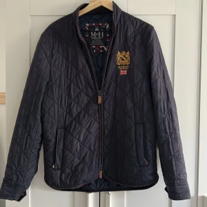 Mörkblå quiltad jacka från Morris - Säljer en mörkblå quiltad jacka från Morris med allt i bra skick. Klassisk och stilren design. Kontakta om frågor eller bilder