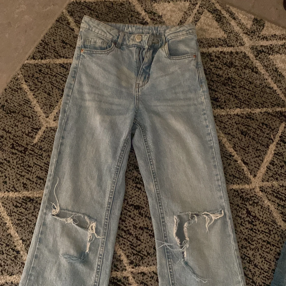 Ljusblå jeans med slitningar från LAB Industries