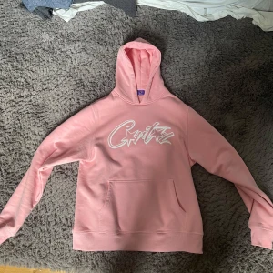 Corteiz hoodie - Bra skick, sparsamt använd bara höra av er om de finns några funderingar, lite oversized