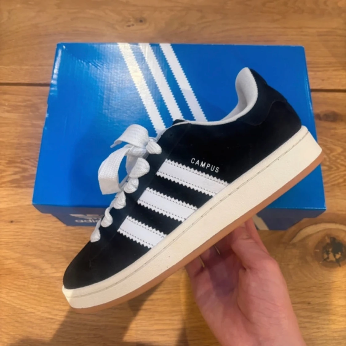 Svarta Adidas Campus sneakers med vita ränder - 1