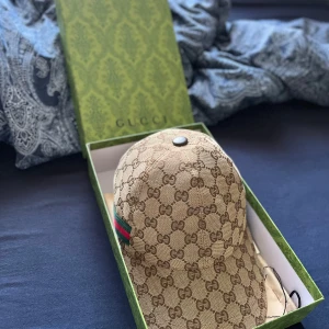 Beige gg keps - En fett beige gg keps. Den passar inte mig så vill sälja den. Priset går att diskuteras vid snabb affär.