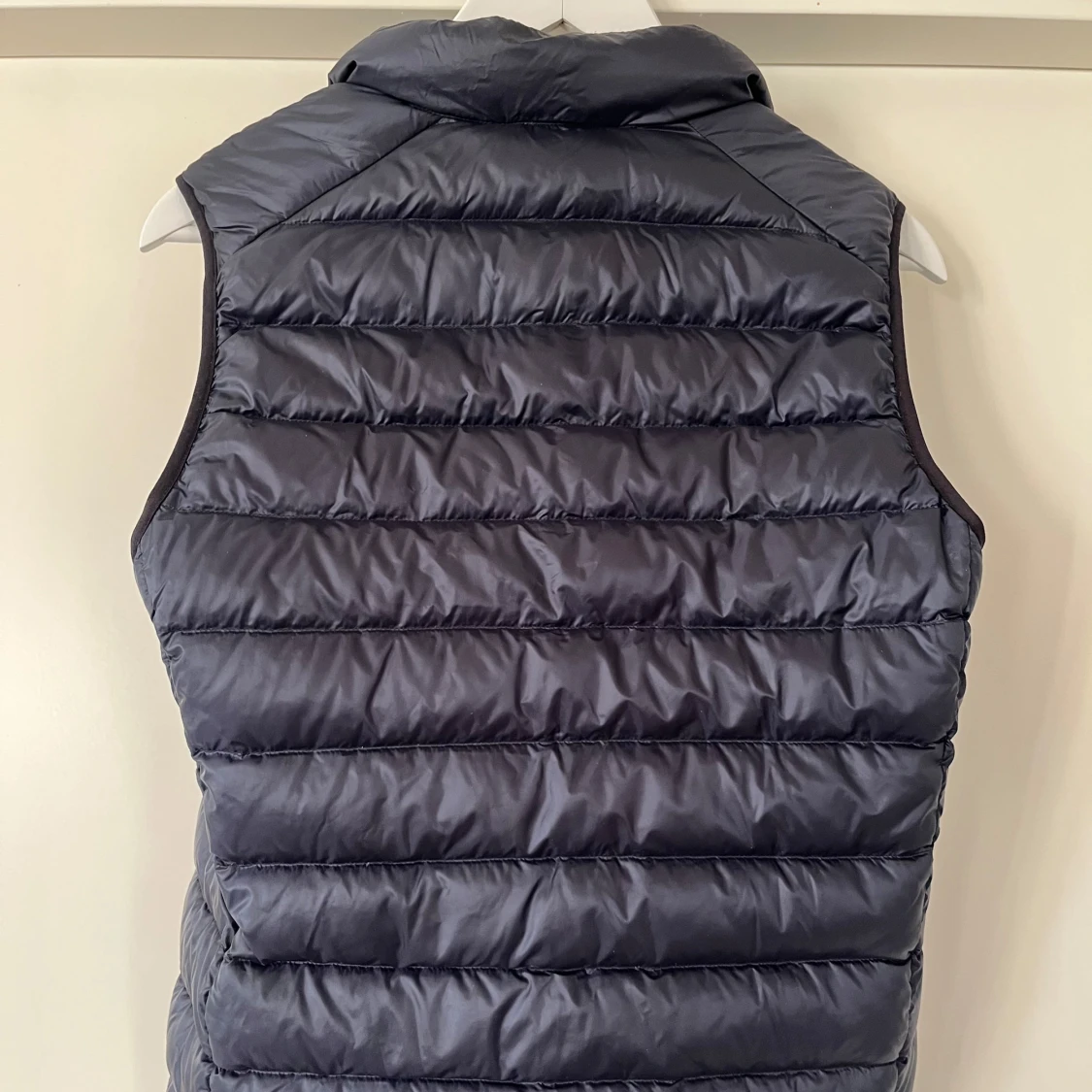 Mörkblå dunväst från Uniqlo - 2