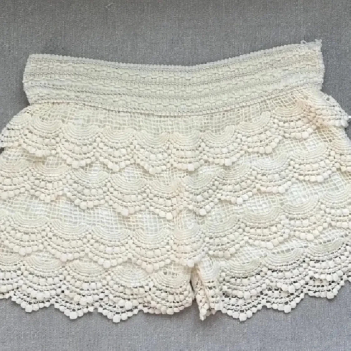 Vita spets shorts med volang - 1