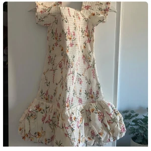 SÖKER!! - Söker denna superfina kortklänningen med blommigt mönster i rosa, gult och grönt på ljus botten. Hör gärna av dig om du är intresserad av att sälja!!💞💞