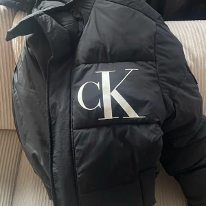 Calvin Klein jacka - Inköpt på Zalando i oktober 2024.  Nypris var 2500kr. Priset är inte hugget i sten.