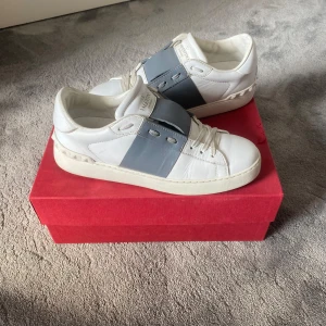 Valentino skor - Tja! Säljer nu dessa riktigt fina valentino open skorna! Skorna är i storlek 37! Skorna är i fint skick! Dustbag medföljer vid köp🙌 skriv vid frågor eller bilder!