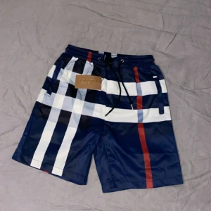  Burberry shorts  - Hej! Säljer ni mina Burberry shorts, shortsen är helt nya👍 Kom gärna med frågor om ni är intresserade😊.