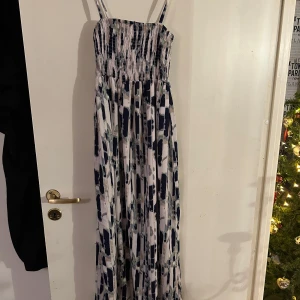 Maxiklänning fr Desires M - Maxiklänning fr Desires. Storlek M. Resårsmock upptill för att anpassa efter kroppen. Ordpris 400kr.
