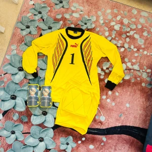  Komplett målvaktsset för barn från Puma – ca 6–9 år - Komplett målvaktskit från Puma med långärmad tröja, vadderade shorts och benskydd. Iögonfallande gul färg med sportig design – perfekt för både träning och match. Helt nytt⭐️ Passar barn i åldern cirka 6 till 9 år (ingen exakt storlek angiven).