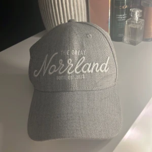 norrland keps - som man ser är den man spänner med avklippt🙂