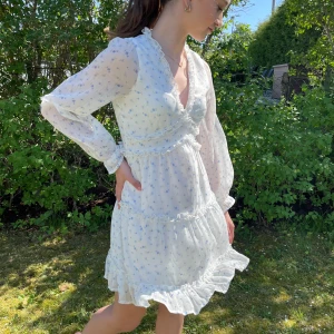 Vit sommarklänning🤍 - Jättefin vit sommarklänning med små blåa blommor🌺🤍 väldigt skönt material och sparsamt använd🤍 perfekt nu till skolavslutning och midsommar🤍 nypris 450🤍