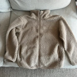 Beige teddyjacka med dragkedja - Beige Teddy jacka/flecee. Passar mellan XS-M. Super bra skick, jätte lite nopprig inuti, men utöver detta inga defekter.