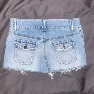 Jeanskjol - Säljer denna lågmidjade jeanskjolen med så snygga fickor. Storlek S. Toppenskick utan defekter. Midjemått 73. 🫶