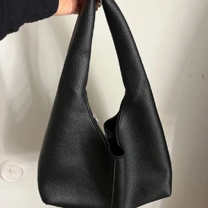 Svart Väska - Helt oanvänd väska som inte kommer till användning! 🌸