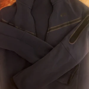 Blå nike tech - En mörk Blå Nike tech hoodie som inte kmr till användning! Den är storlek S o har inga defekter jag säljer den för 300 o vid snabbköp kan pris diskuteras!💗