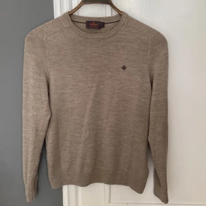 Beige Morris merinoullströja - Nu säljer vi denna feta beigea merinoullströja från Morris i storlek S. Tröjan är i toppskick, inga defekter! Nypris ligger runt 1300, vårt pris endast 599 😃Priset är inte hugget i sten 😇 Vid frågor är det bara att slå en pling, snabba svar väntar 💪