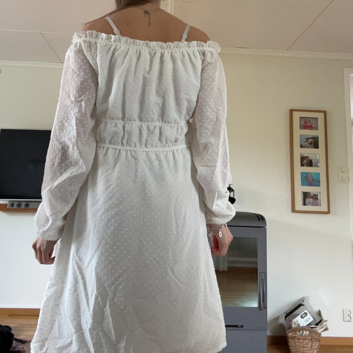 Vit offshoulder klänning från H&M Divided - 1